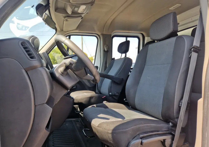 Vue intérieure côté conducteur du Renault Master Châssis Double Cabine 2022, montrant les sièges gris et le volant.