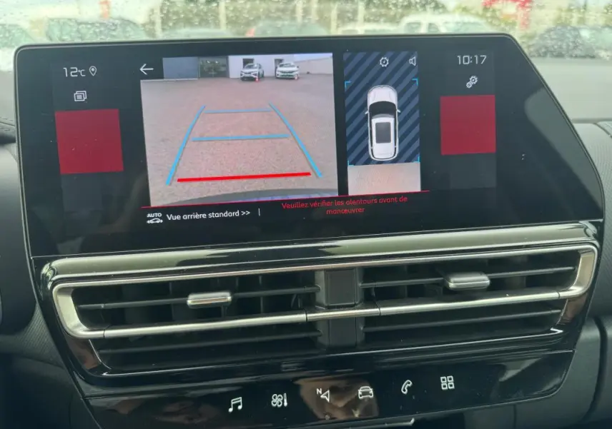 Écran central du tableau de bord du Citroën C5 Aircross 2024 montrant la caméra de recul et l'affichage des aides au stationnement.