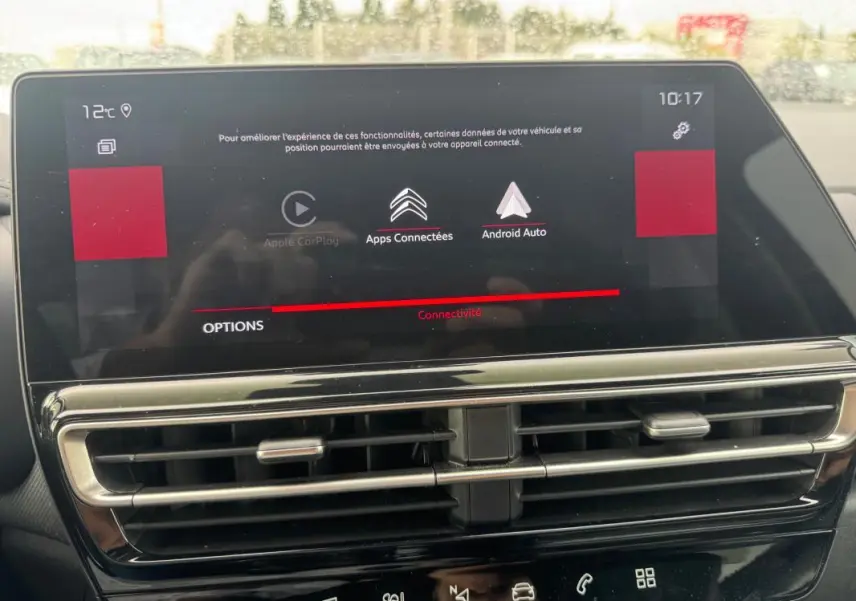 Écran tactile central du Citroën C5 Aircross 2024 affichant les options Apple CarPlay, Android Auto et apps connectées.