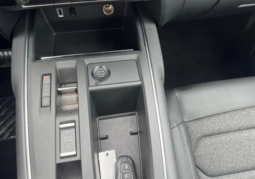 Gros plan sur la console centrale noire du Citroën C5 Aircross 2024, avec bouton start/stop et sélecteur de boîte automatique.