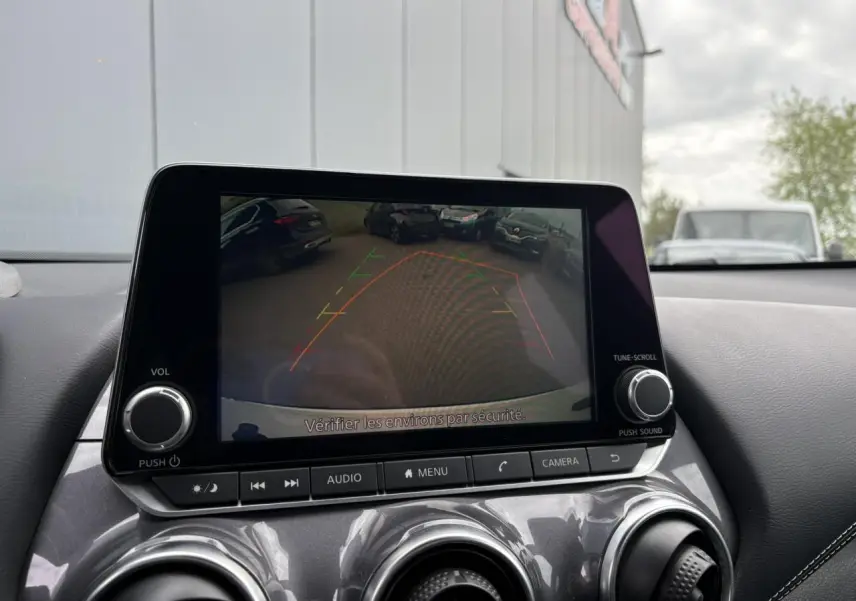 Écran central du Nissan Juke 2023 montrant la caméra de recul avec lignes de guidage colorées.