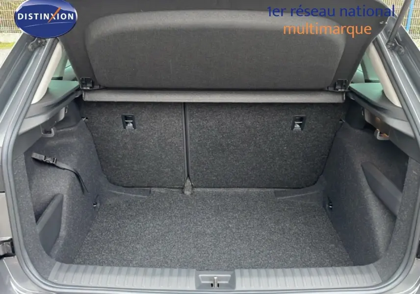 Coffre ouvert d'un Skoda Kamiq gris graphite métal, montrant un espace de chargement propre et spacieux.