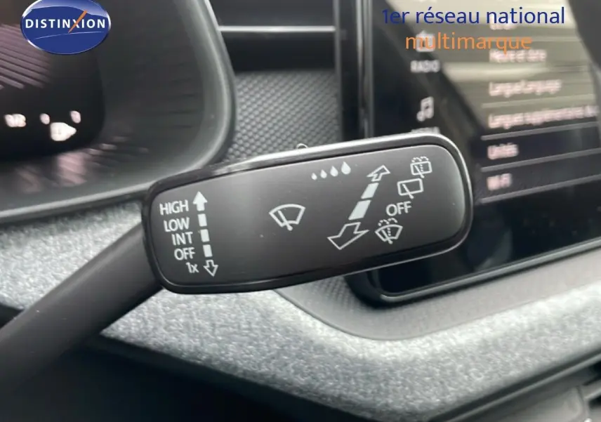 Gros plan sur la commande d'essuie-glace du Skoda Kamiq 2025 gris graphite, avec tableau de bord flou en arrière-plan.