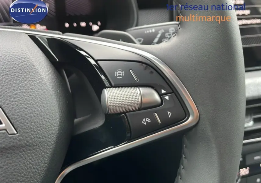 Gros plan sur les commandes au volant en cuir gris du Skoda Kamiq 2025, version gris graphite metal.