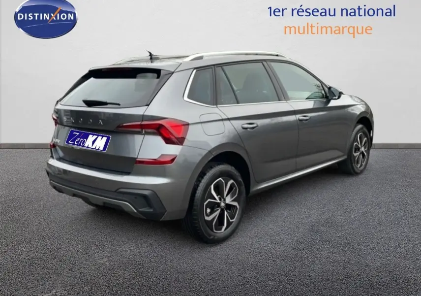 Vue 3/4 arrière droite d'un Skoda Kamiq gris graphite métal 2025 avec jantes bi-ton et feux LED distinctifs.