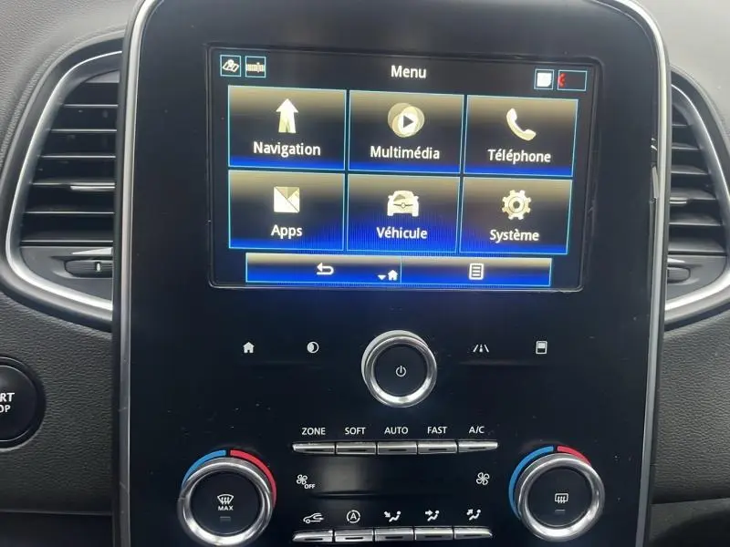 Écran tactile central avec menu multimédia et commandes de climatisation du Renault Grand Scenic Bleu Cosmos 2022