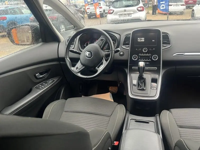 Intérieur avant du Renault Grand Scenic bleu Cosmos 2022, vue du siège conducteur sur volant et console centrale moderne.
