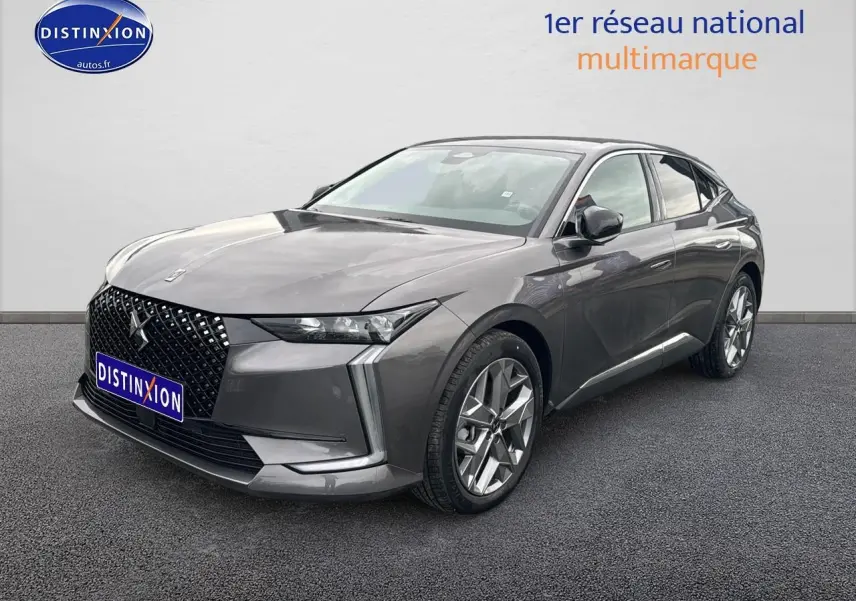 DS4 hybride gris platinium vue 3/4 avant droit avec calandre distinctive et jantes alu design.