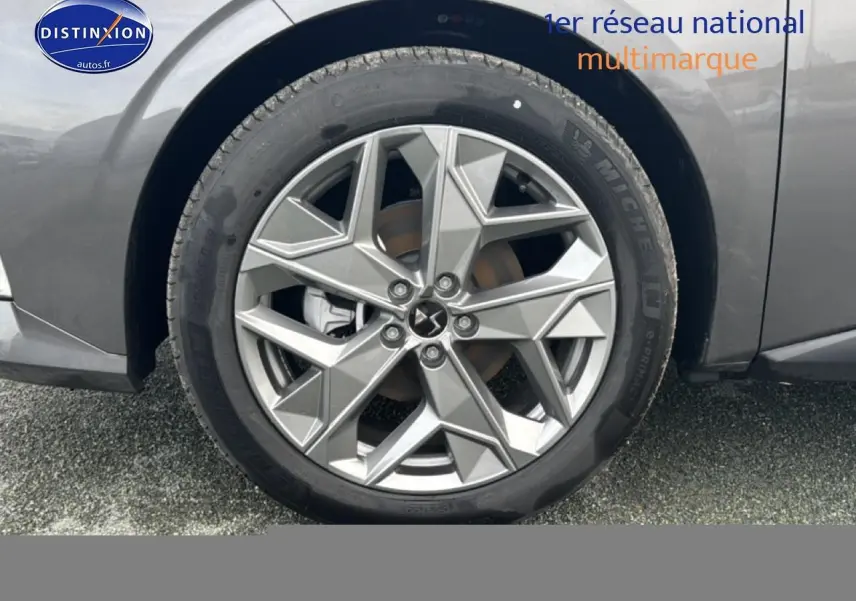 Gros plan sur la roue avant droite en jante alu du DS4 gris platinium 2024 hybride automatique.
