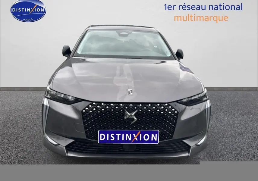 Vue avant d'une DS4 hybride gris platinium avec calandre noire à motif losange et phares LED fins.
