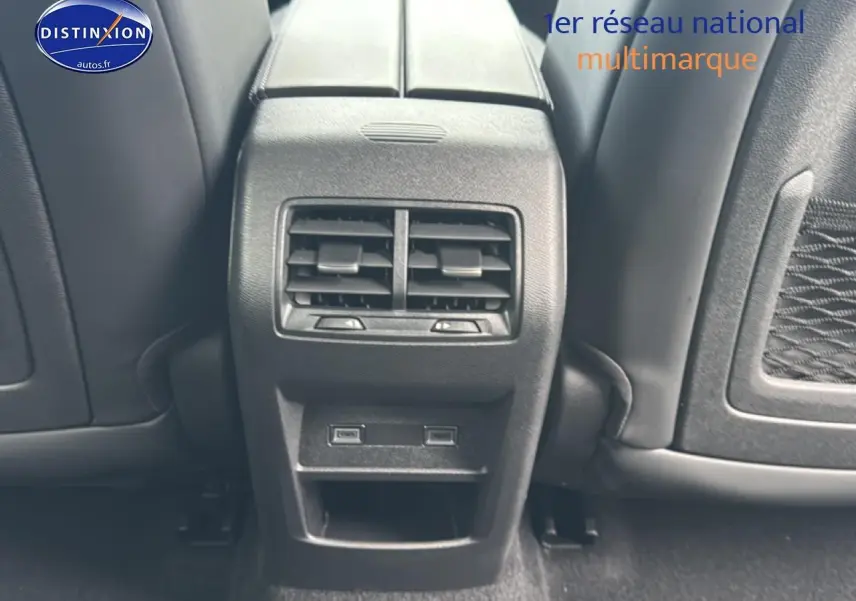 Vue rapprochée de la console arrière noire avec bouches d’aération et ports USB du DS4 Hybride 2024 gris platinium.