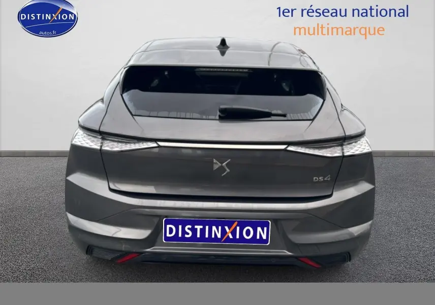 Vue arrière d'une DS4 gris platinium 2024 avec feux LED effilés et lunette arrière teintée.
