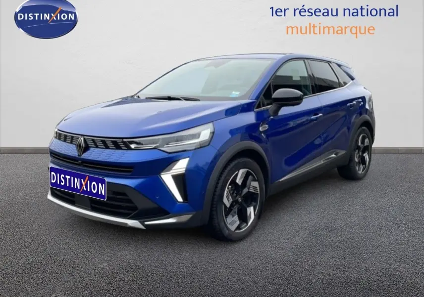 Renault Symbioz 2025 bleu Iron Metal en 3/4 avant droit avec calandre moderne et jantes distinctives.