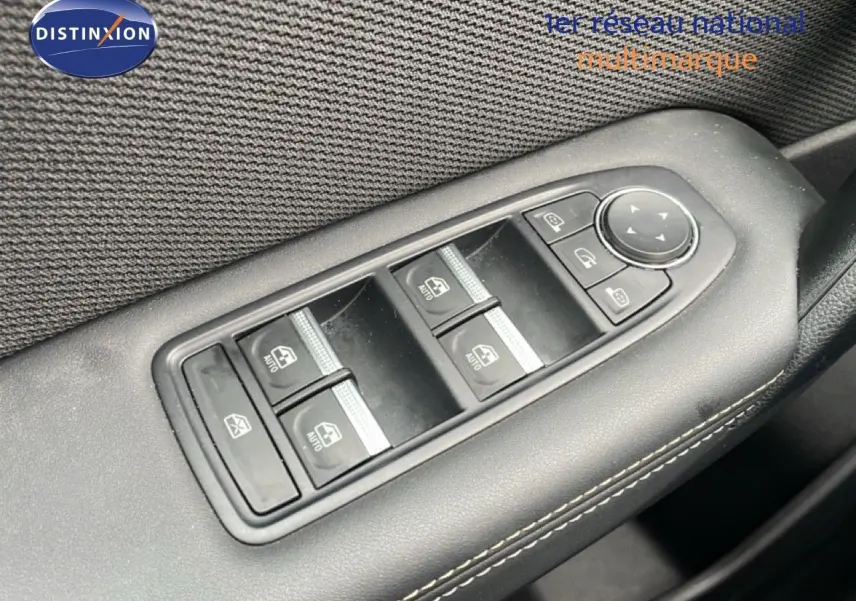 Gros plan sur les commandes des vitres électriques côté gauche d’un Renault Symbioz bleu Iron Metal, finition 2025.