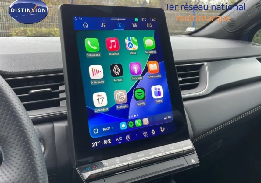 Vue intérieure centrée sur l’écran tactile vertical du tableau de bord du Renault Symbioz 2025, ambiance moderne et épurée.