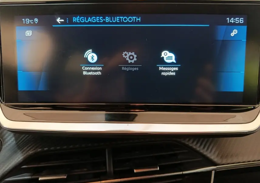 Écran tactile central de la Peugeot 208 PureTech blanc affichant le menu Bluetooth en intérieur.