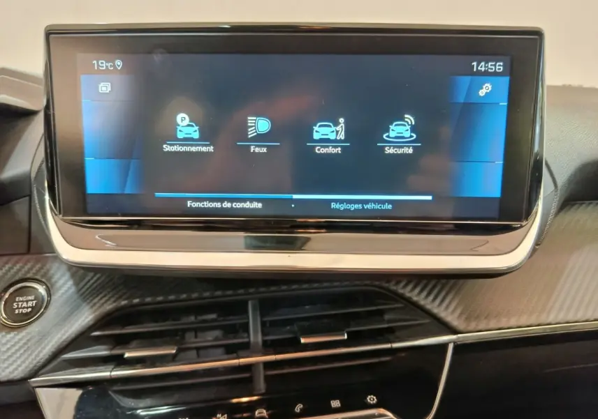 Écran tactile central de 10 pouces du Peugeot 208 PureTech blanc, avec menu des fonctions de conduite affiché.