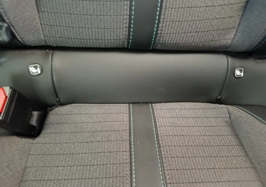 Gros plan sur la banquette arrière grise avec surpiqûres bleues du Peugeot 208 PureTech 100 S&S Allure Business.