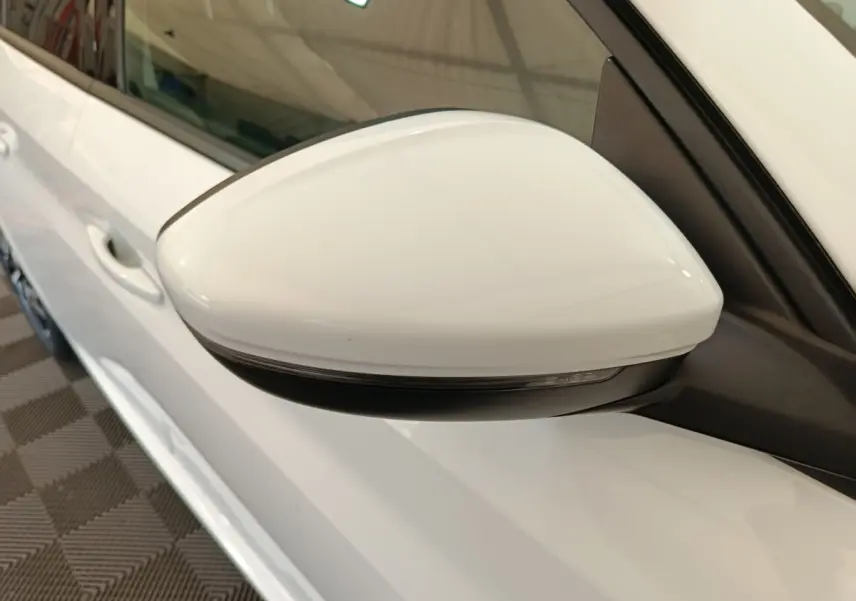 Rétroviseur côté gauche blanc de la Peugeot 208 PureTech 100 S&S Allure Business 2021, vue rapprochée en intérieur.