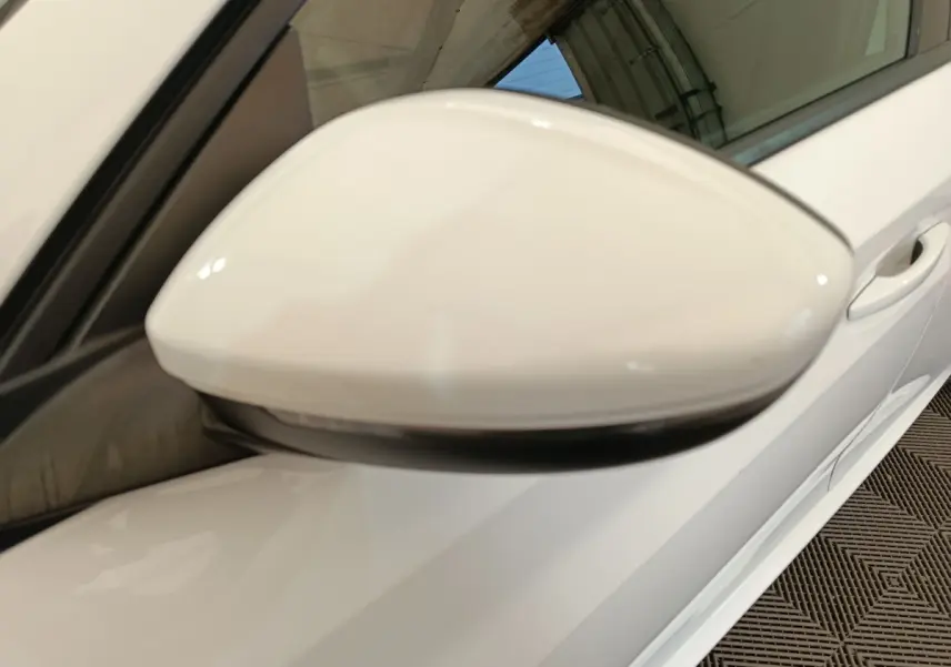 Gros plan sur le rétroviseur côté gauche blanc d'une Peugeot 208 PureTech 100 S&S Allure Business 2021.