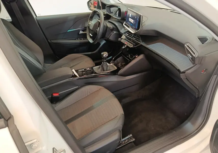 Intérieur de la Peugeot 208 blanc, vue côté conducteur, tableau de bord moderne avec écran tactile 10 pouces.