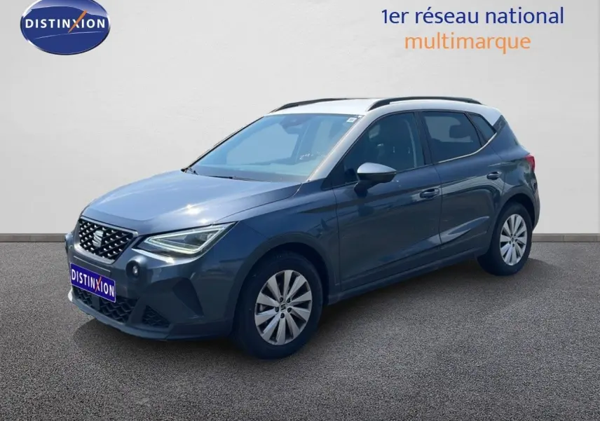 SEAT Arona gris Magnetic Metal vue 3/4 avant côté gauche avec toit blanc et jantes alliage.