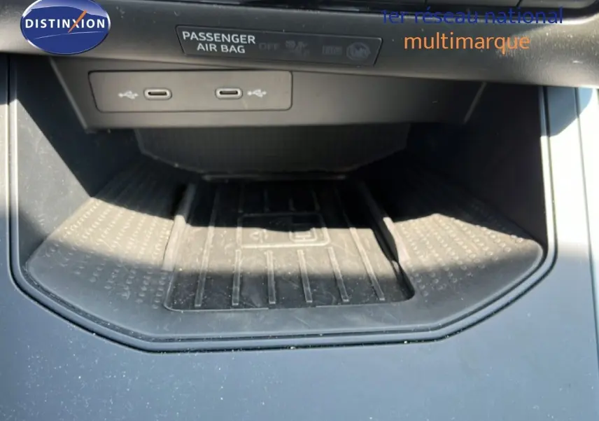 Gros plan sur la console centrale du SEAT Arona 2025 avec deux ports USB-C et un espace de rangement antidérapant.
