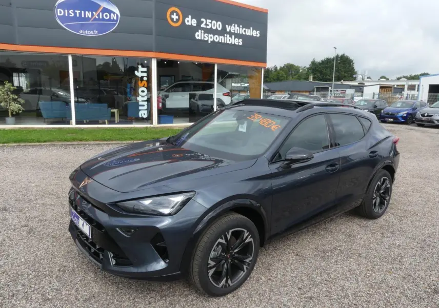 CUPRA Formentor gris magnétique en 3/4 avant droit avec jantes alliage noires et toit ouvrant panoramique.