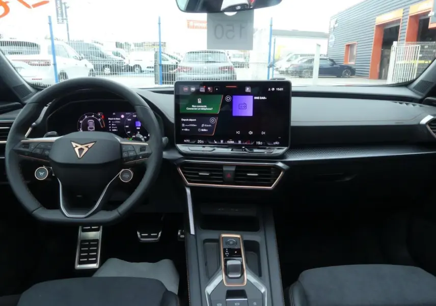 Intérieur de la CUPRA Formentor 2025 vu de face, tableau de bord noir avec écran tactile central et volant Supersports.