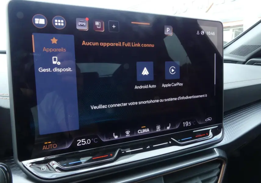 Écran tactile HD 12,9'' du système d'info-divertissement dans l'habitacle du CUPRA Formentor 2025.