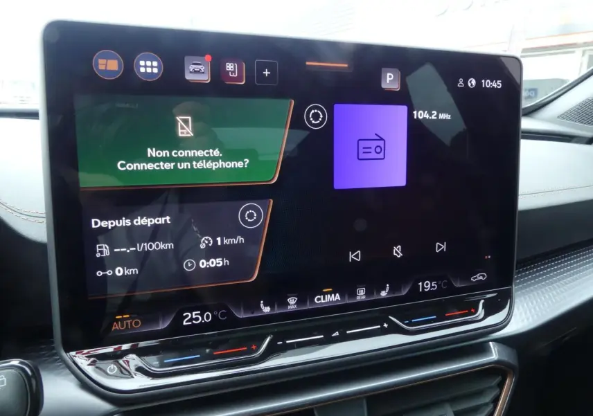 Écran tactile HD 12,9'' du tableau de bord du CUPRA Formentor 2025 avec commandes climatisation et multimédia.