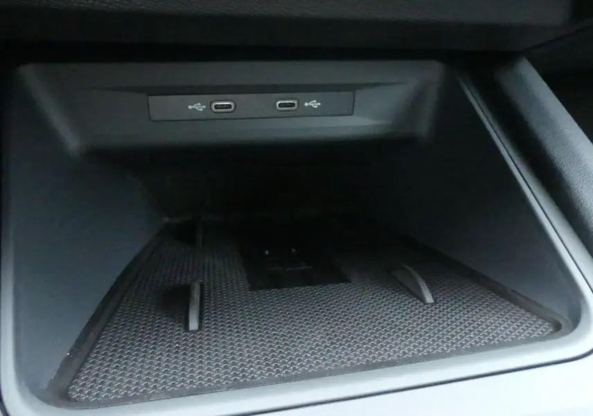Gros plan sur la zone de rangement avant avec deux ports USB-C dans le CUPRA Formentor gris magnétique 2025.
