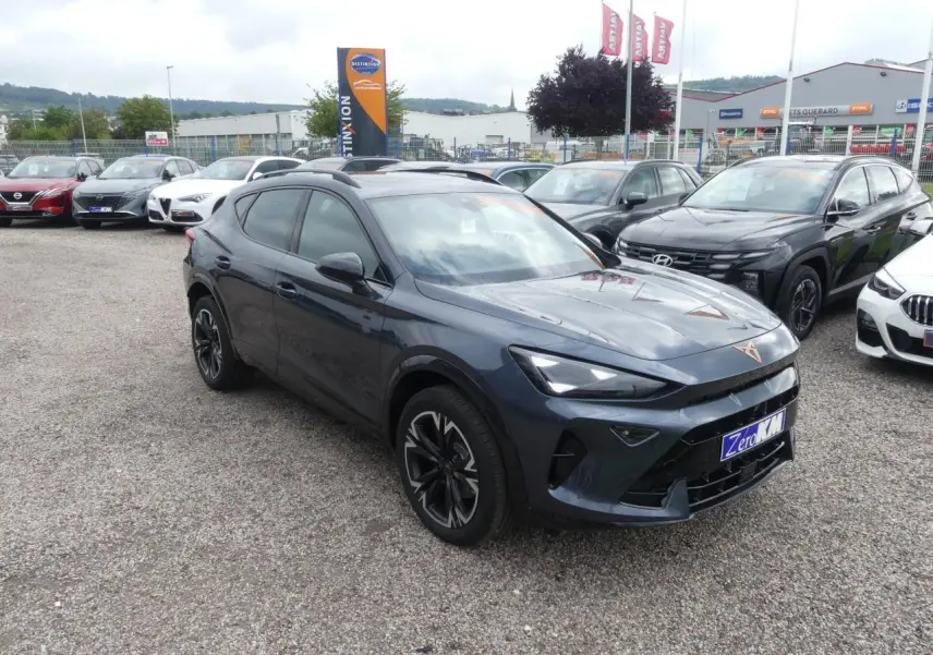 CUPRA Formentor gris magnétique en 3/4 avant droit, avec jantes alliage et signature lumineuse Tri-LED visible.
