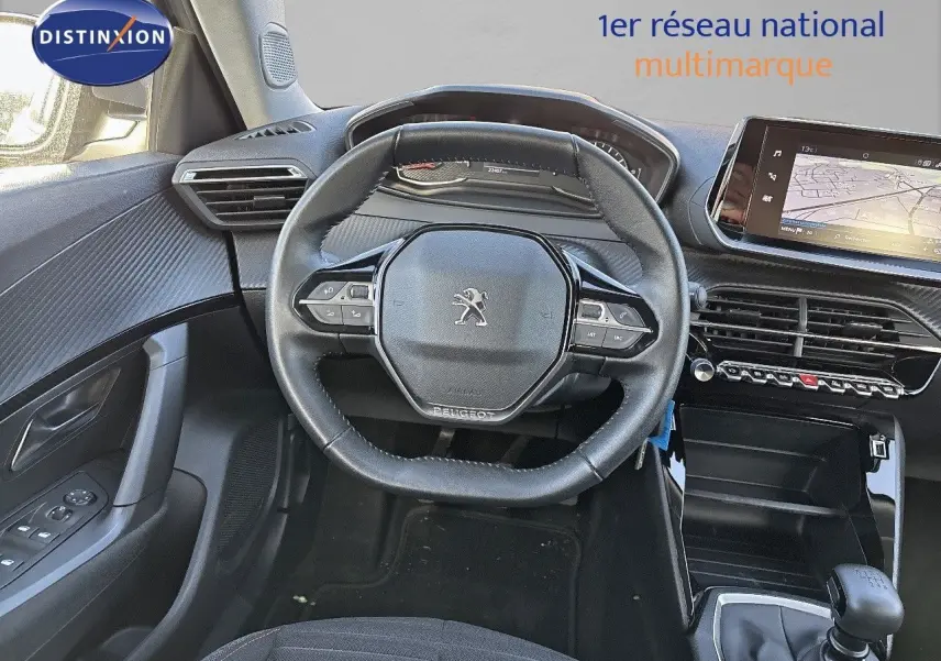 Intérieur Peugeot 2008 2021 vue du poste de conduite avec volant compact et écran tactile central.