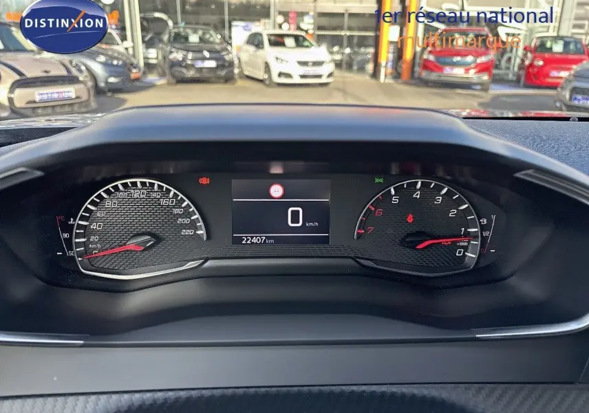 Tableau de bord numérique du Peugeot 2008 1.2 PureTech 130 Active, affichant 22407 km et vitesse à 0 km/h.