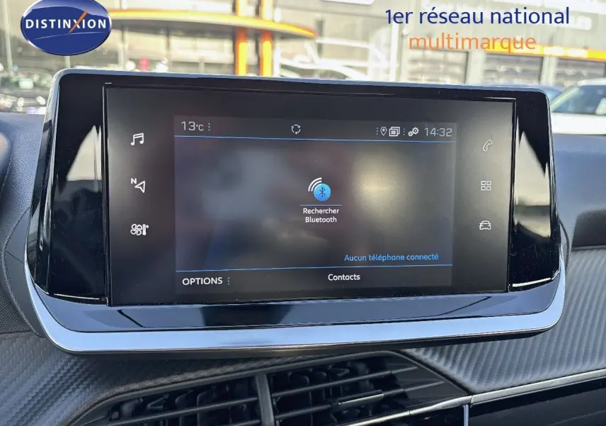 Écran tactile central du tableau de bord du Peugeot 2008 gris Artense, affichant la recherche Bluetooth en intérieur.