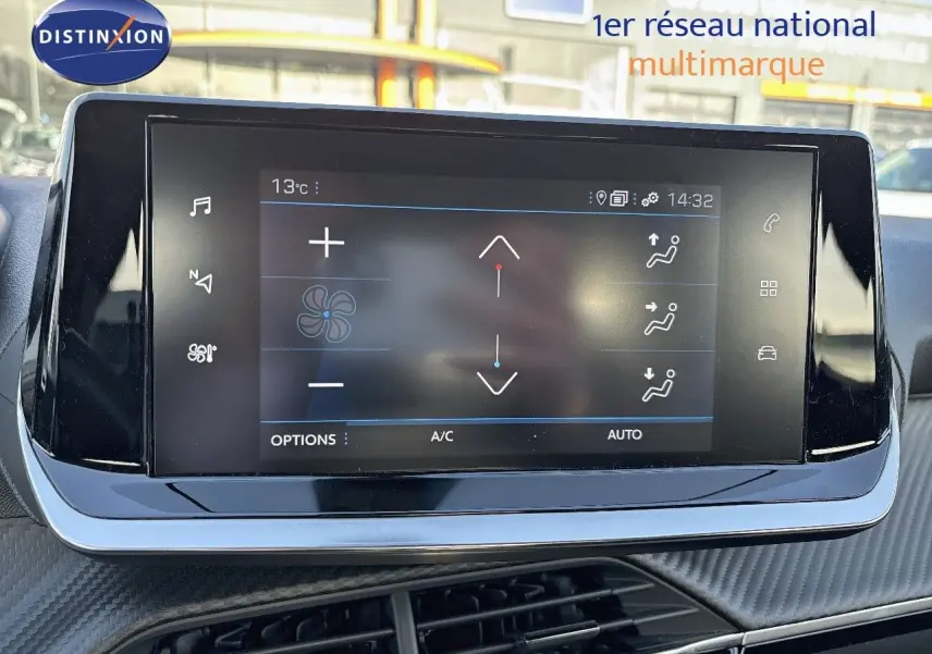 Écran tactile central affichant les réglages climatisation dans l'habitacle d'une Peugeot 2008 gris Artense 2021.