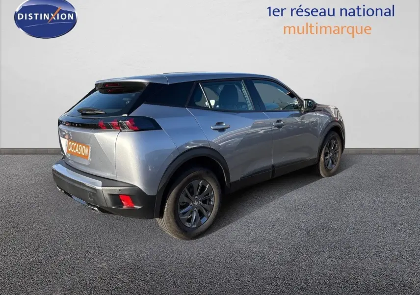 Peugeot 2008 gris Artense vue 3/4 arrière droit, soulignant ses lignes modernes et ses feux LED distinctifs.