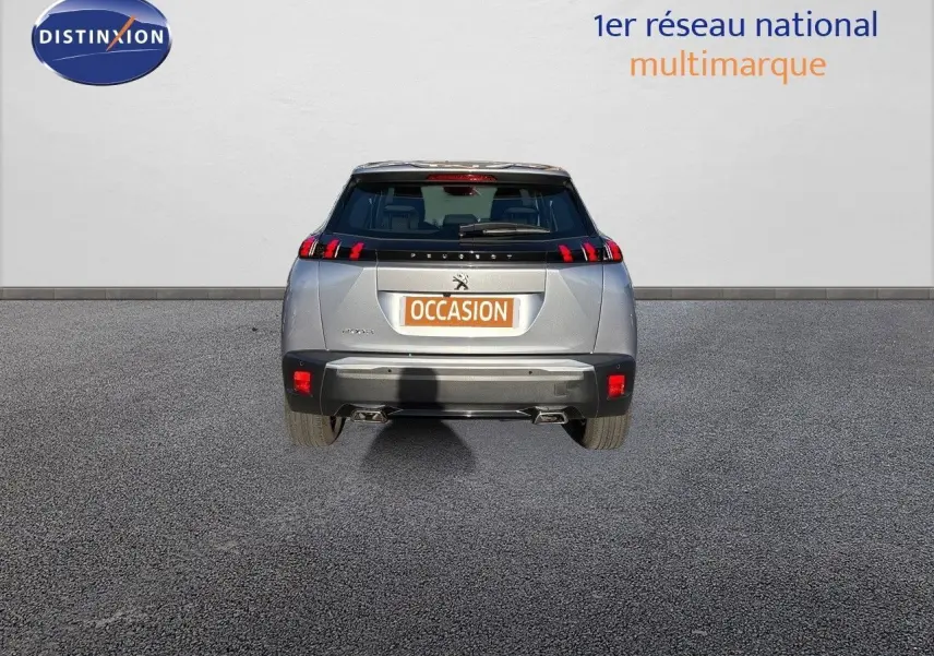Vue arrière d'un Peugeot 2008 gris Artense de 2021 avec feux LED et plaque "OCCASION" visible.