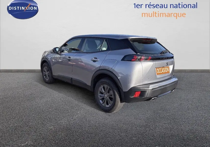 Vue 3/4 arrière droite d'un Peugeot 2008 gris Artense avec feux arrière à griffes et jantes alliage.