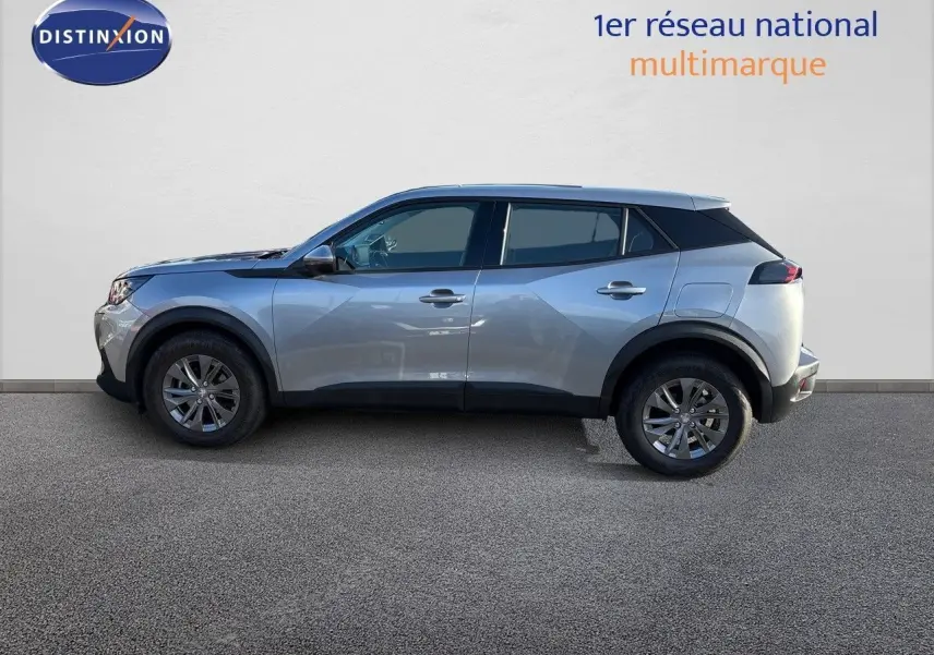 Peugeot 2008 gris Artense en profil côté gauche, SUV compact avec jantes alliage et toit noir contrasté.
