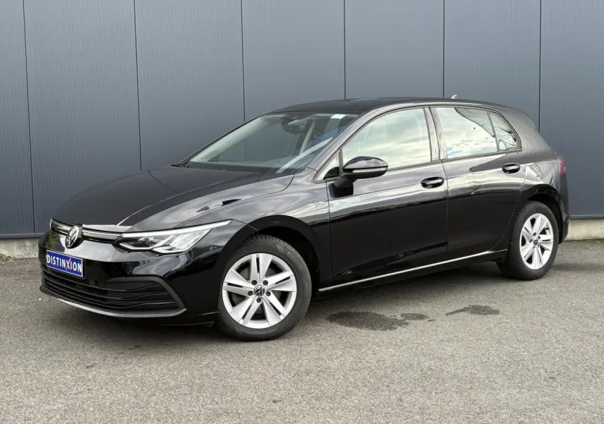 Volkswagen Golf VIII 2.0 TDI noire vue en 3/4 avant droit sur un parking ensoleillé.