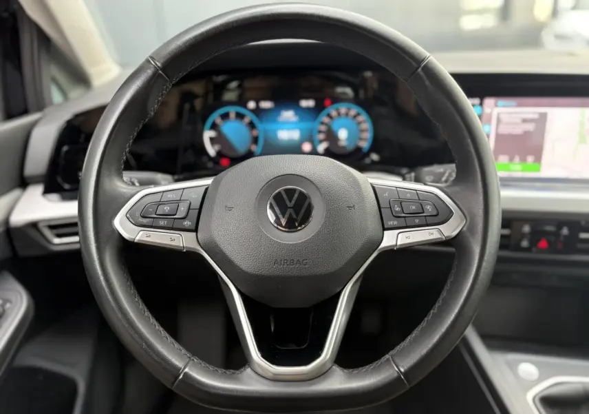 Volkswagen Golf VIII Deep Black vue 3/4 arrière droit, avec jantes alliage et feux arrière LED distinctifs.