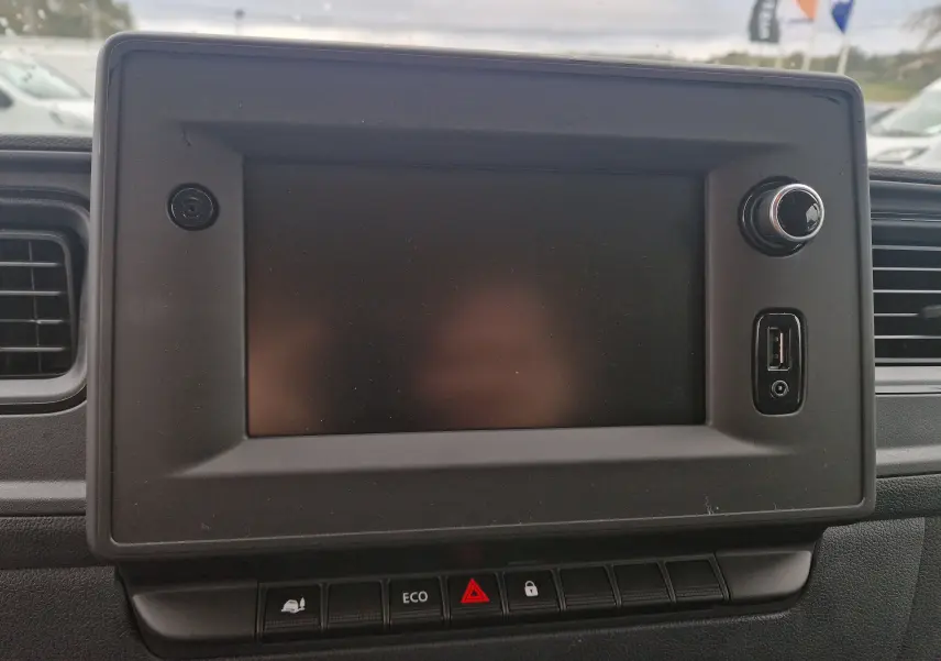 Écran tactile central éteint du tableau de bord du Renault Master blanc, avec commandes Eco et verrouillage visibles en bas.