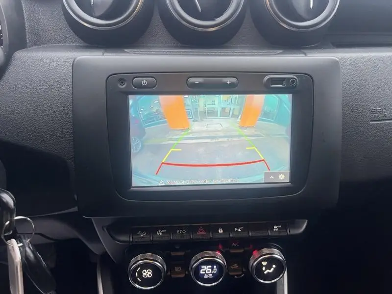 Écran tactile central affichant la caméra de recul dans le tableau de bord du Dacia Duster 2021 gris Comète métallisé.