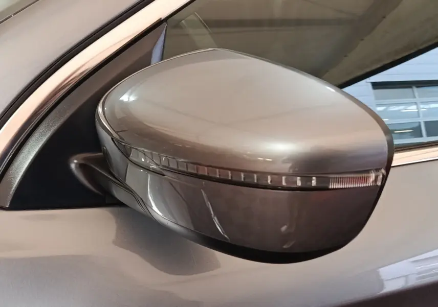 Gros plan sur le rétroviseur côté gauche gris clair du Nissan Qashqai 1.5 DCI 115 Business Edition 2019.