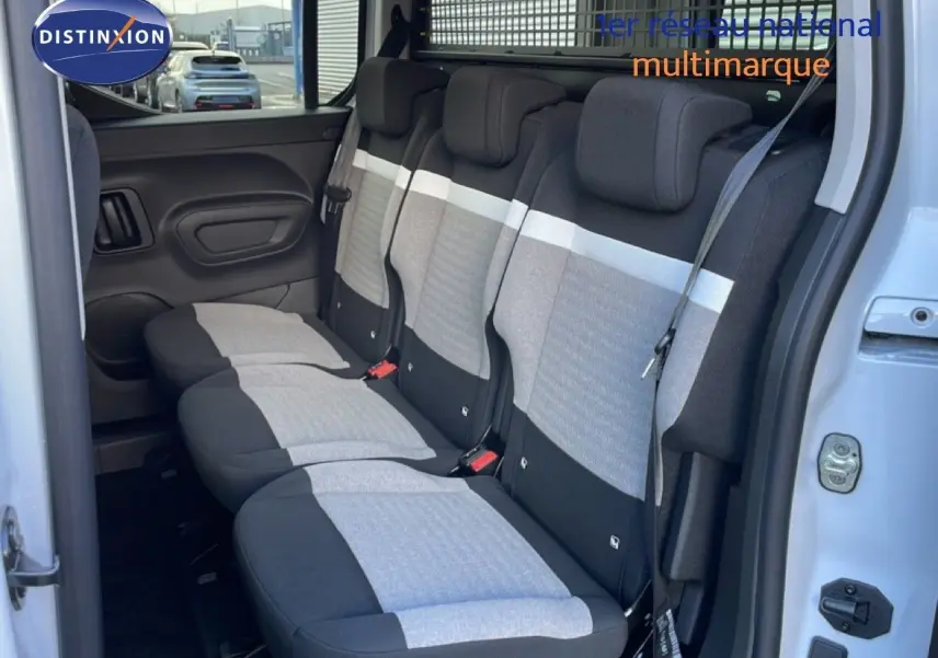 Vue intérieure côté droit montrant la banquette arrière tissu gris et noir du Citroën Berlingo blanc glacier 2025.