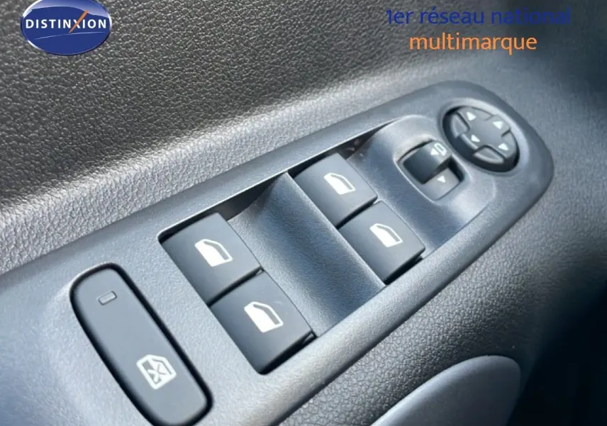 Gros plan sur les commandes des vitres électriques côté conducteur du Citroën Berlingo Multispace blanc glacier 2025.