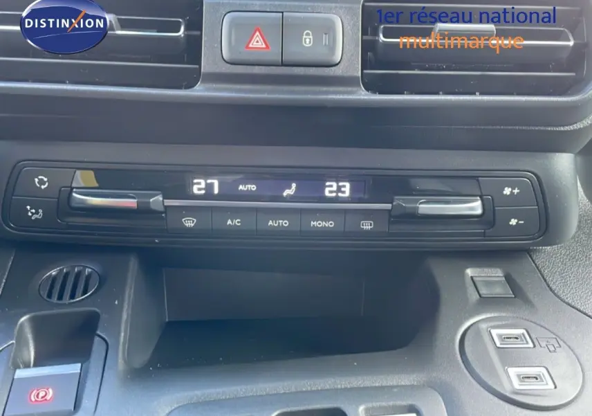 Vue rapprochée du tableau de bord noir du Citroën Berlingo Multispace 2025, montrant la climatisation digitale et les commandes centrales.