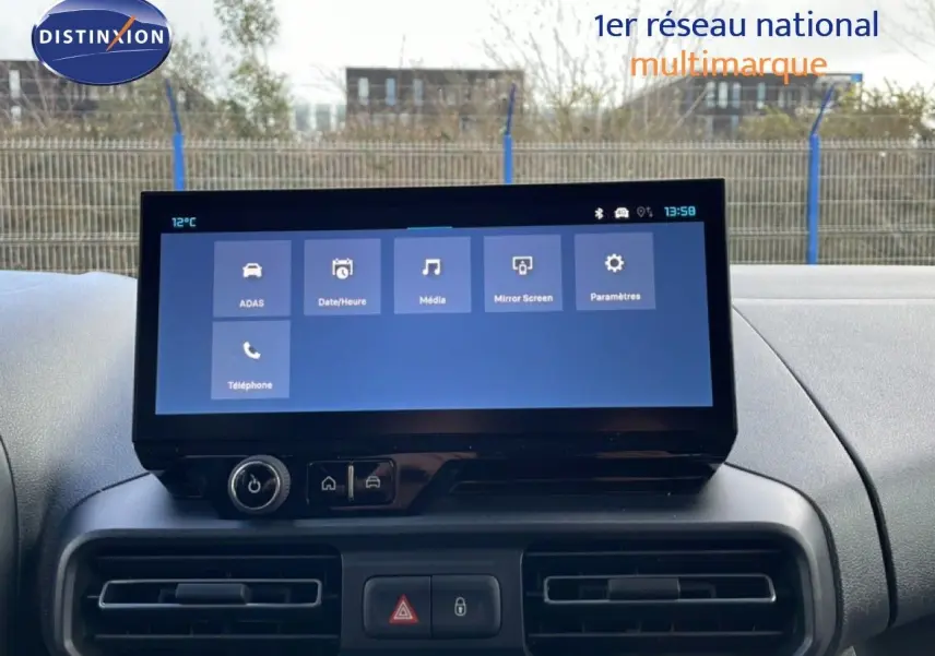 Vue intérieure du tableau de bord du Citroën Berlingo blanc glacier 2025, avec écran tactile central allumé.